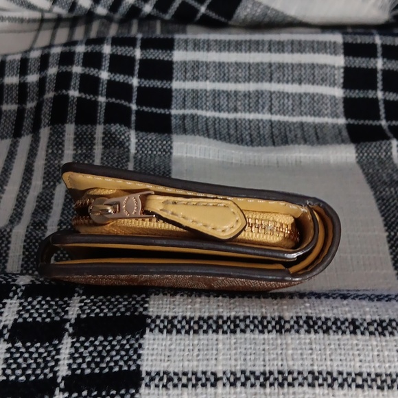 Coach - Picture 4 of 7